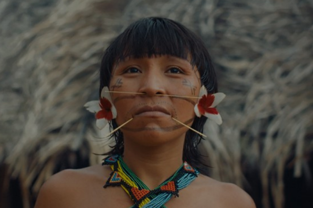 “A Última Floresta” retrata a resistência do povo Yanomami para preservar suas vidas e tradições culturais (Imagem: Reprodução digital | Gullane Filmes)