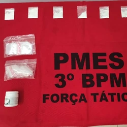 Homem de 26 anos estava com sete papelotes de cocaína; ele foi levado para delegacia e liberado após assinar termo circunstanciado por posse de entorpecentes para consumo próprio