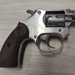 Um homem com as mesmas características do suspeito de atirar chegou a ser visto pelos militares, mas conseguiu fugir, deixando uma arma para trás