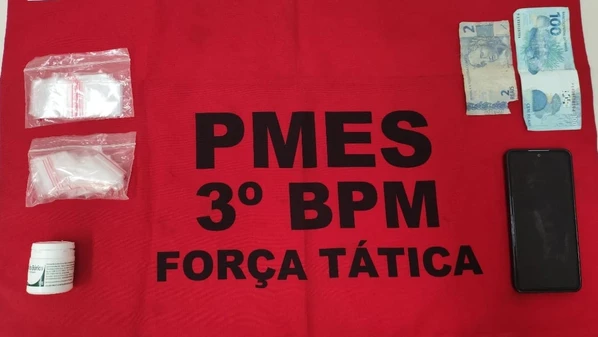 Homem de 26 anos estava com sete papelotes de cocaína; ele foi levado para delegacia e liberado após assinar termo circunstanciado por posse de entorpecentes para consumo próprio
