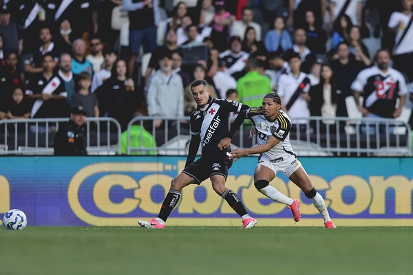 Coutinho e Rony disputam bola em jogo em São Januário