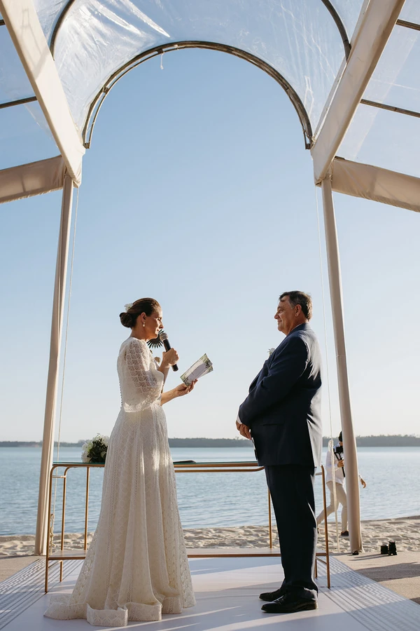 O casal durante a leitura dos votos, à beira da Lagoa Juparanã