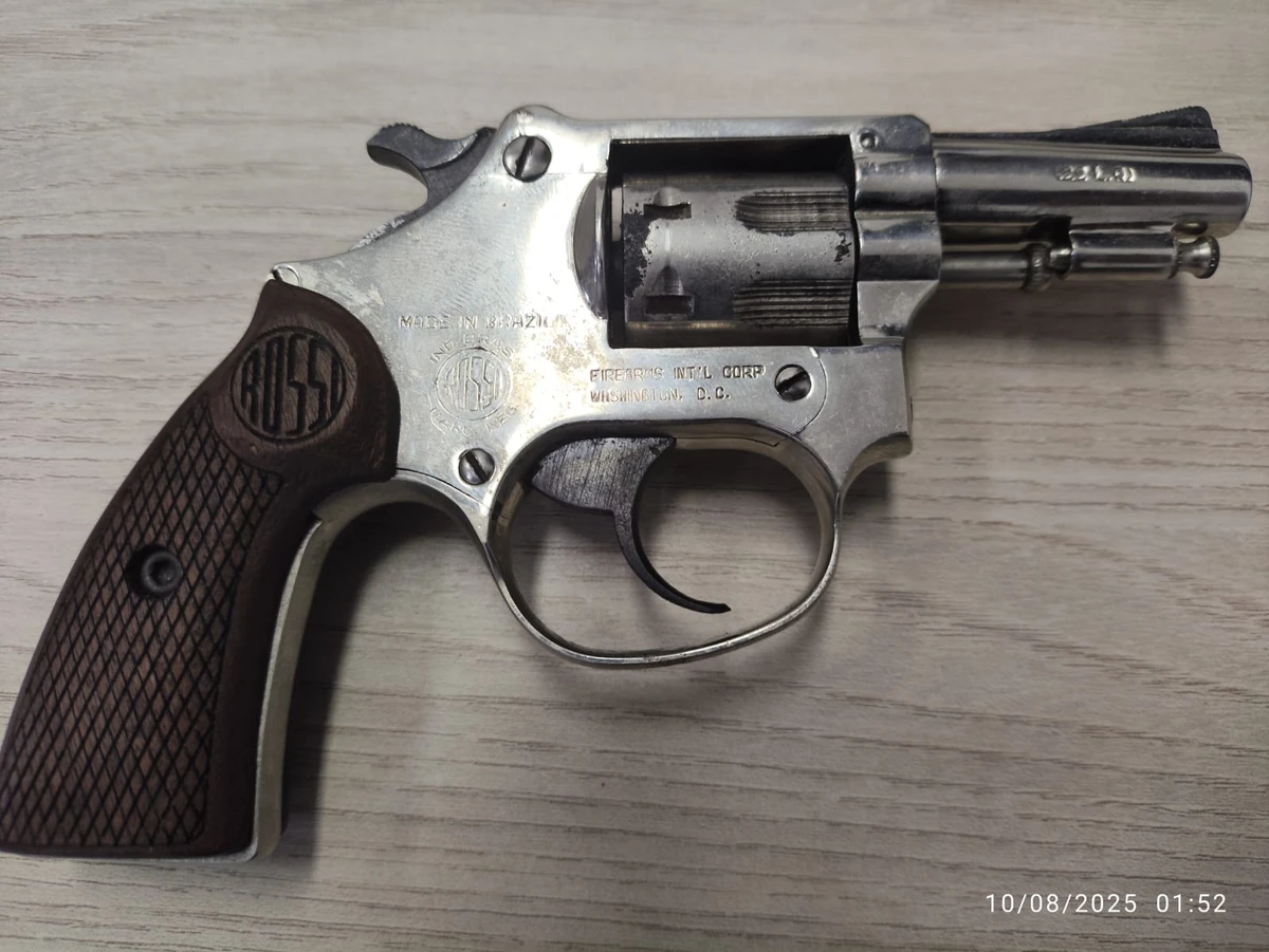 Uma arma que possivelmente foi usada pelo criminoso foi apreendida