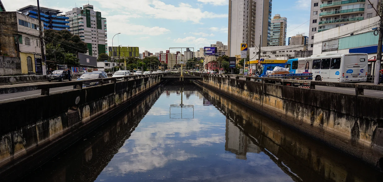 Projeto para tapar o canal e instalar um parque linear vai até a Avenida Champagnat e não se estende até a frente de shopping