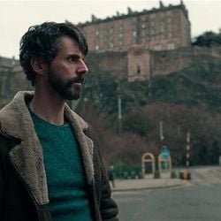 Entre comédias, dramas e policiais, os críticos da BBC Caryn James e Hugh Montgomery indicam 18 das melhores séries de TV de 2025 até o momento.
