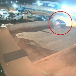 Acidente aconteceu no domingo (10) e deixou motorista e motociclista levemente feridos; Condutor do carro estava embriagado e não possuía CNH