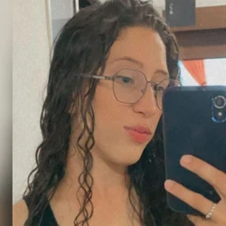 O corpo de Dinah Marinho Amorim, 27 anos, foi encontrado por uma amiga; filho da vítima, de seis anos, presenciou o crime e pediu ajuda ao ver a mãe ser agredida, mas não conseguiu