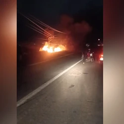 Segundo a Polícia Militar, o carro saiu da rodovia e bateu contra um poste.  Com o impacto, a rede elétrica se rompeu e o veículo pegou fogo