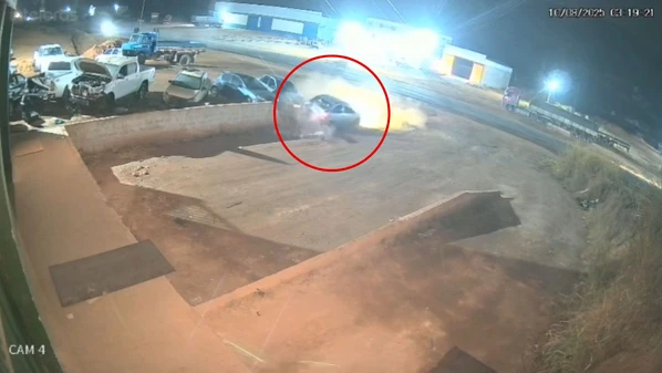 Acidente aconteceu no domingo (10) e deixou motorista e motociclista levemente feridos; Condutor do carro estava embriagado e não possuía CNH