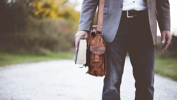 É comum ouvir que “cérebro de adulto não aprende mais” ou que “depois de certa idade, não dá para pegar outro idioma”. Esses mitos desmotivam, mas são infundados