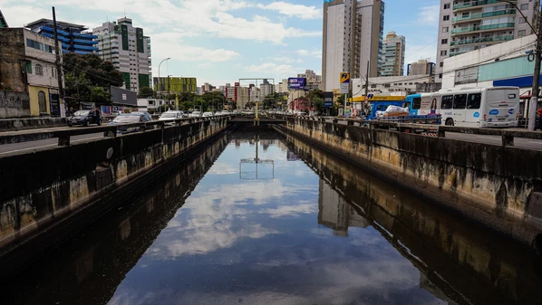 Projeto para tapar o canal e instalar um parque linear vai até a Avenida Champagnat e não se estende até a frente de shopping
