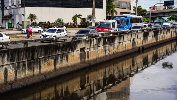 A avenida é um importante corredor da cidade e corta quatro bairros: Centro, Divino Espírito Santo, Itapuã e Praia da Costa