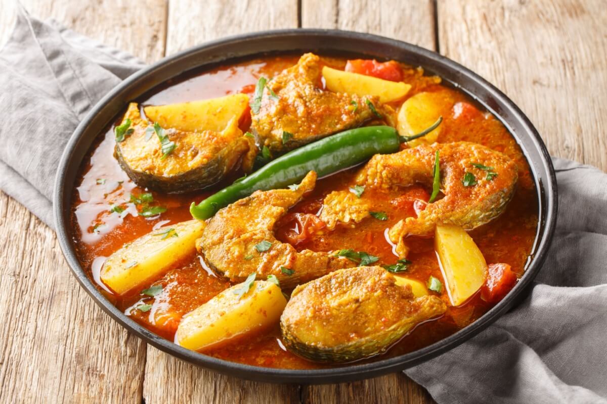 Peixe com curry e batatas (Imagem: Sergii Koval
| Shutterstock)