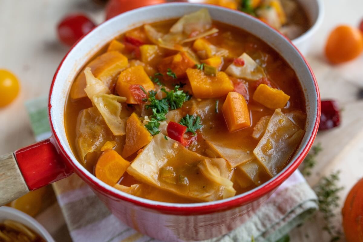 Sopa de repolho com abóbora, cenoura e tomate (Imagem: Angelika Heine | Shutterstock)