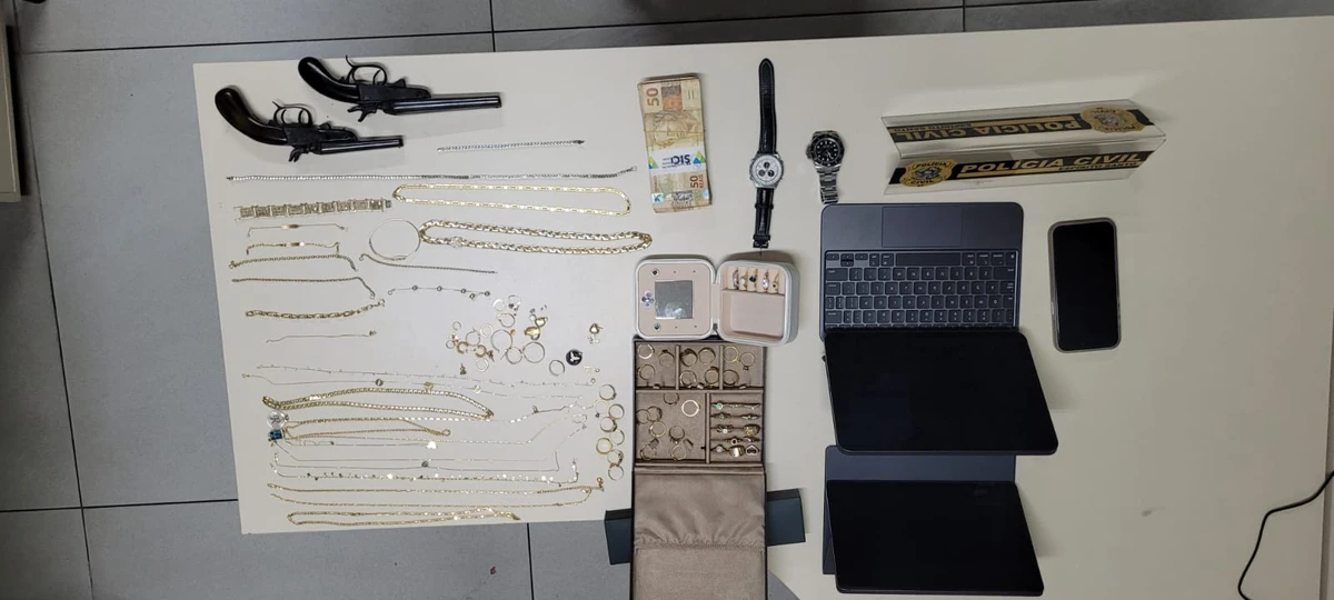 Itens apreendidos na casa do Bruno Valadares: computadores, celular e joias
