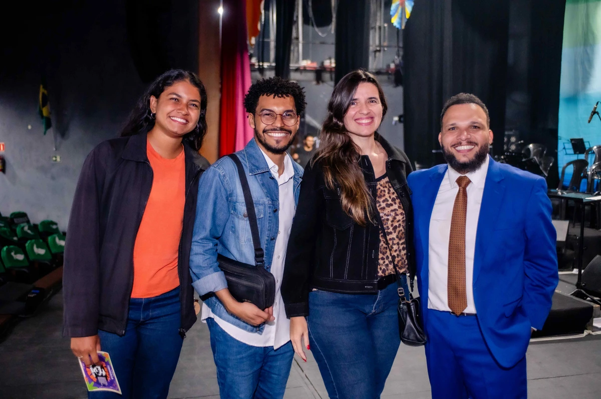 Lorrainy Almeida, Gabriel Oliveira, Júlia Sodré e  o maestro Tiago Padim 