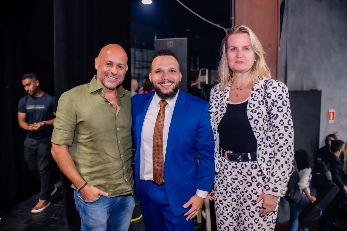 O maestro Tiago Padim com o vice-presidente executivo da Med Senior, Maely Júnior, acompanhado pela esposa Wacilka