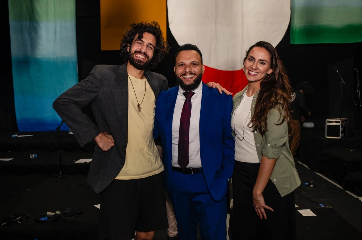 o Padim com os atores Mateus Penna Firme e Malu Cordioli no espetáculo “Ídolos Orquestrados em Tim Maia”
