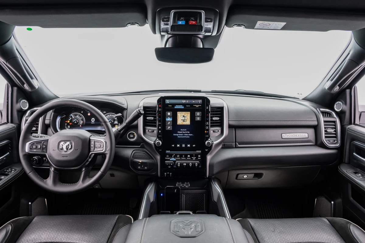 Ram 3500 Laramie Night edition por Ram/Divulgação