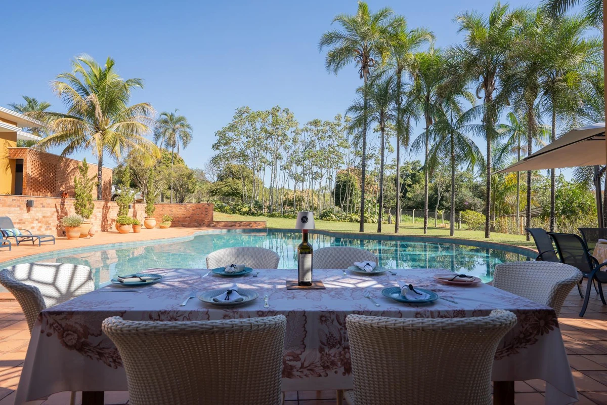 Mesa-ao-ar-livre-e-piscina-na-vinícola-Bruma-Alta