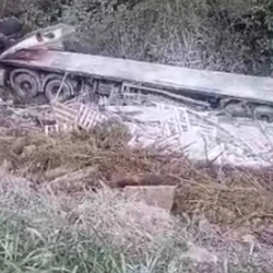 Acidente aconteceu na noite de segunda-feira (11) em Itaoca; motorista foi socorrido por uma ambulância local, mas seu estado de saúde não foi divulgado