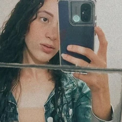 A jovem Dinah Marinho Amorim, de 27 anos, era conhecida pela alegria e sonho de ser cantora, mas teve a vida interrompida por um ato brutal e covarde praticado pelo ex-marido
