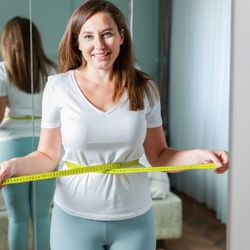 Nutricionista ensina como aliviar a retenção de líquidos com mudanças na rotina e sem dietas restritivas 