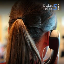 Mulheres ligam para a Polícia Militar e simulam conversas que escondem, na verdade, um pedido de socorro contra agressões; do outro lado da linha, atendentes treinados identificam os sinais e encaminham a ajuda necessária