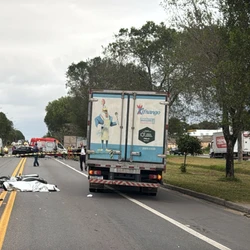 Devido à colisão, a rodovia federal foi totalmente fechada nos dois sentidos na pista central para o atendimento