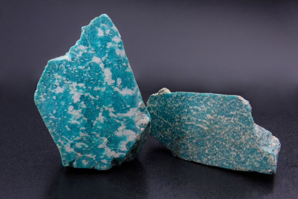 A pedra amazonita ajuda a fortalecer a saúde física e mental do virginiano (Imagem: Saga Photo and Video | Shutterstock)