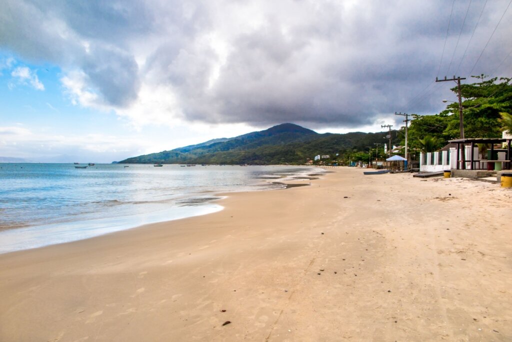 A Praia de Zimbros é ideal para quem busca sossego (Imagem: Raphael Comber Sales | Shutterstock)