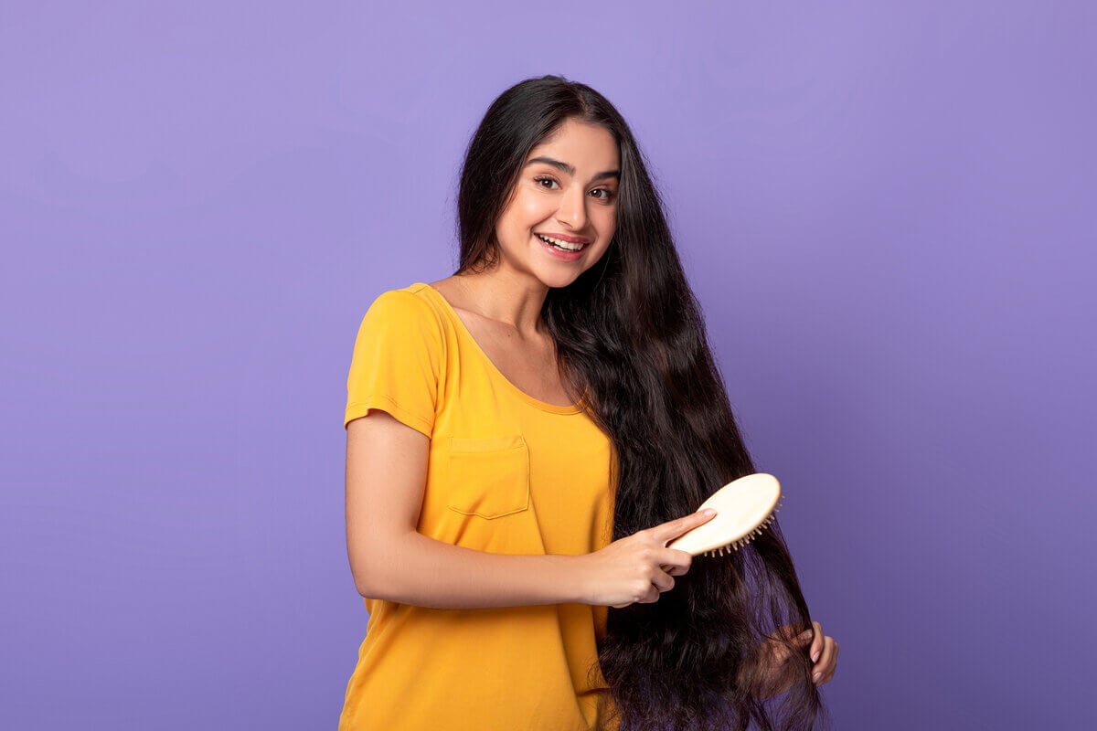 Cuidar do cabelo corretamente ajuda a mantê-lo saudável (Imagem: Prostock-studio | Shutterstock)