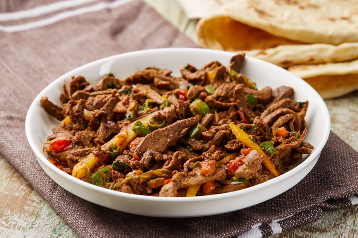 Refogado de fígado com legumes (Imagem: Food Shop | Shutterstock)