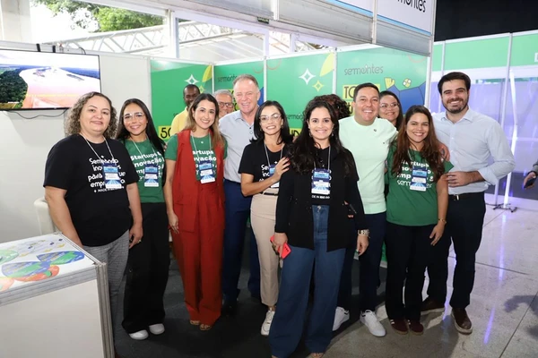 O governador e o secretário Bruno Lamas com a equipe da Secti