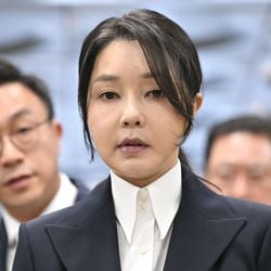 A esposa do ex-presidente sul-coreano Yoon Suk Yeol foi presa por uma série de acusações, que incluem suborno e manipulação de preços de ações.