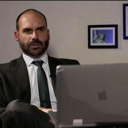 Em entrevista à BBC News Brasil, deputado federal e filho de Jair Bolsonaro afirma que governo Trump tem mais sanções contra autoridades brasileiras na mesa