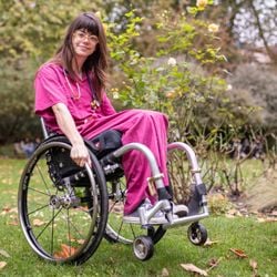 Grace Spence Green andava no térreo de um shopping center em Londres quando foi atingida por um homem que pulou da sacada do terceiro andar, mudando sua vida para sempre.
