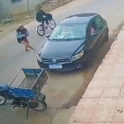 Crime aconteceu em frente a um bar de Vila do Riacho, na tarde desta terça-feira (12); imagens mostram quando dois suspeitos se aproximam do veículo e atiram