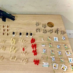 Durante a ação, a PM apreendeu uma pistola, drogas, dinheiro e anotações da contabilidade do tráfico; jovem foi autuado por tentativa de homicídio e tráfico de drogas