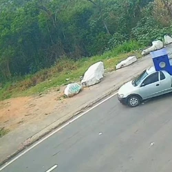 Câmera flagrou o acidente; uma equipe do Samu/192 resgatou a vítima, que conduzia a moto envolvida na colisão