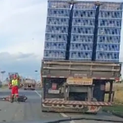 Pista foi interditada nos sentidos sul e norte, com desvio feito para o acostamento, após acidente na tarde desta quarta-feira (13)