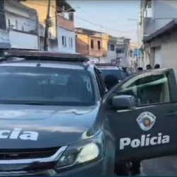 Estudante de 21 anos foi ferida por golpes de faca e está em estado grave no hospital, mas não corre risco de morte