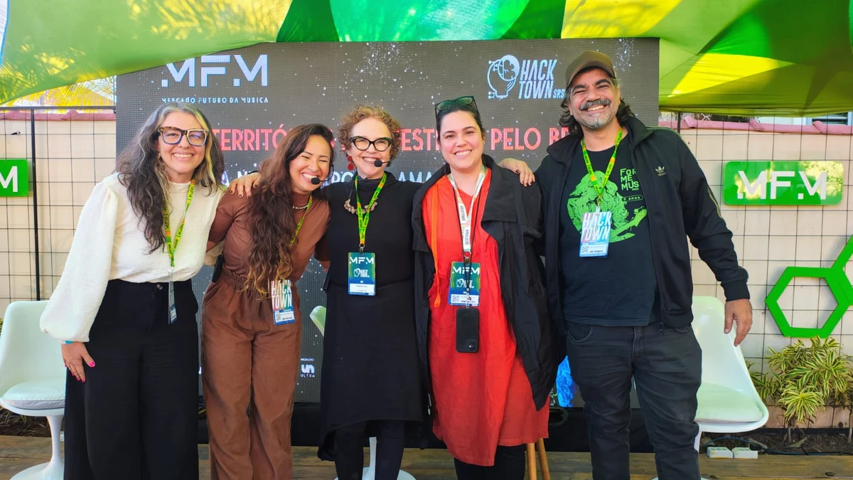 Daniel Morelo, à direita, com outros palestrantes no evento Mercado Futuro da Música, em MG