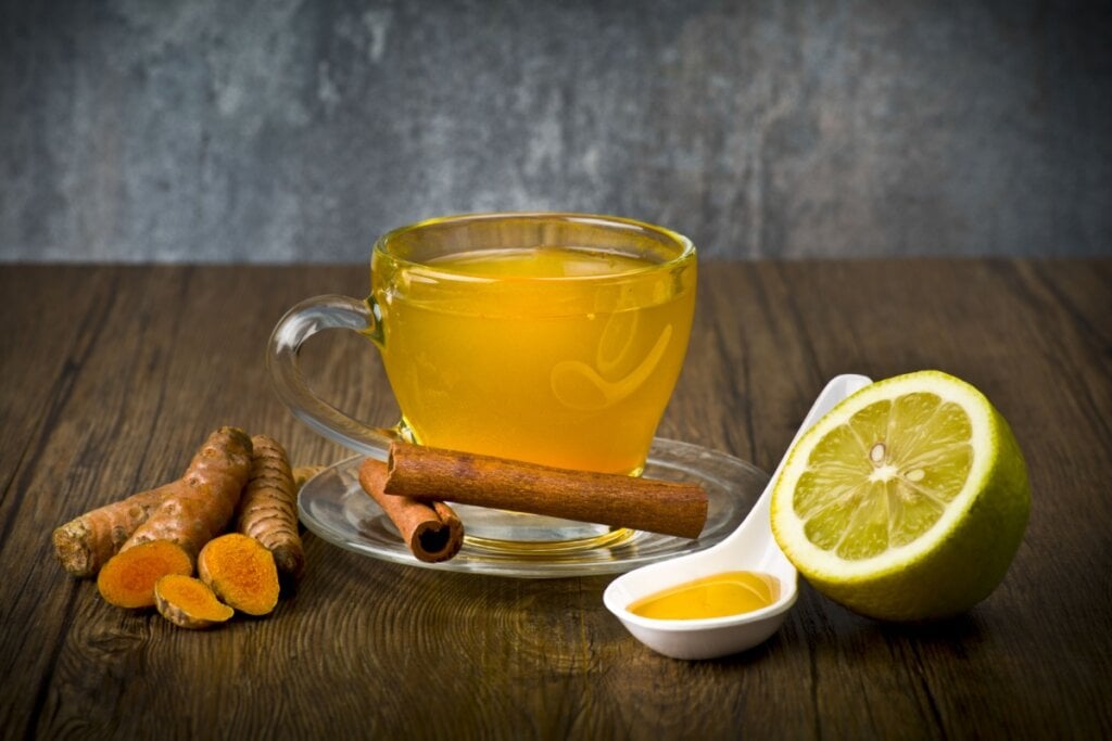 Chá de cúrcuma com canela e limão (Imagem: O.Bellini | Shutterstock)