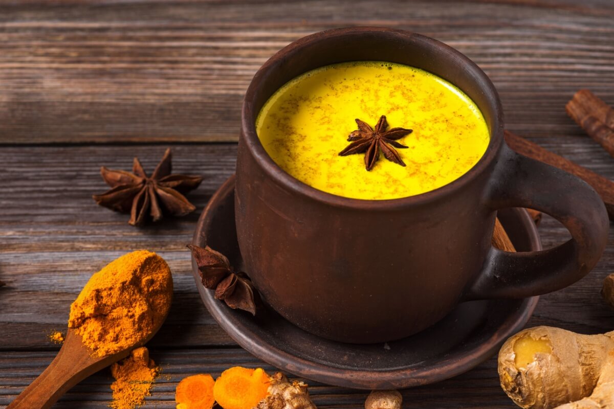 Chá de cúrcuma com gengibre e anis-estrelado (Imagem: artem evdokimov | Shutterstock) 