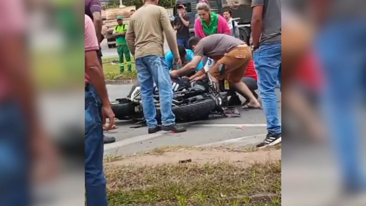 Motociclista caiu na pista após ser atingido por carreta na BR 101 em João Neiva