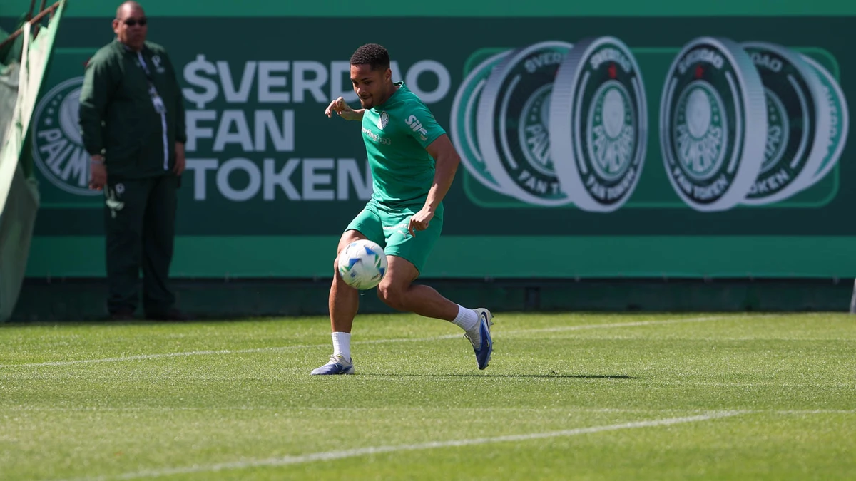O jogador Vitor Roque, da SE Palmeiras, durante treinamento, na Academia de Futebol. 