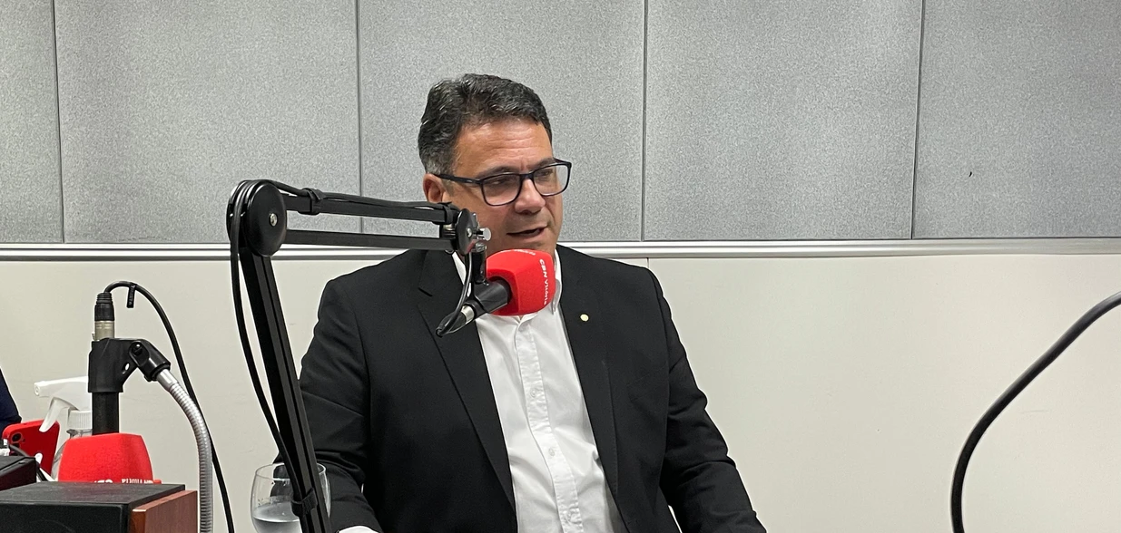 O livro “O tiro necessário: a legítima defesa do Estado diante da insurgência armada", é de autoria do juiz Carlos Eduardo Ribeiro Lemos