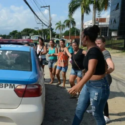 A investigação mira grupos criminosos formados por PMs da Baixada Fluminense suspeitos de obrigar comerciantes a pagar por segurança