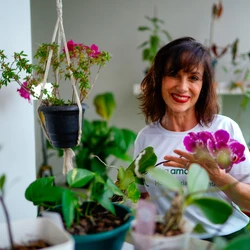 Quando os donos das plantas viajam ou não podem estar presentes, é ela quem garante que cada uma continue saudável, bonita e bem cuidada
